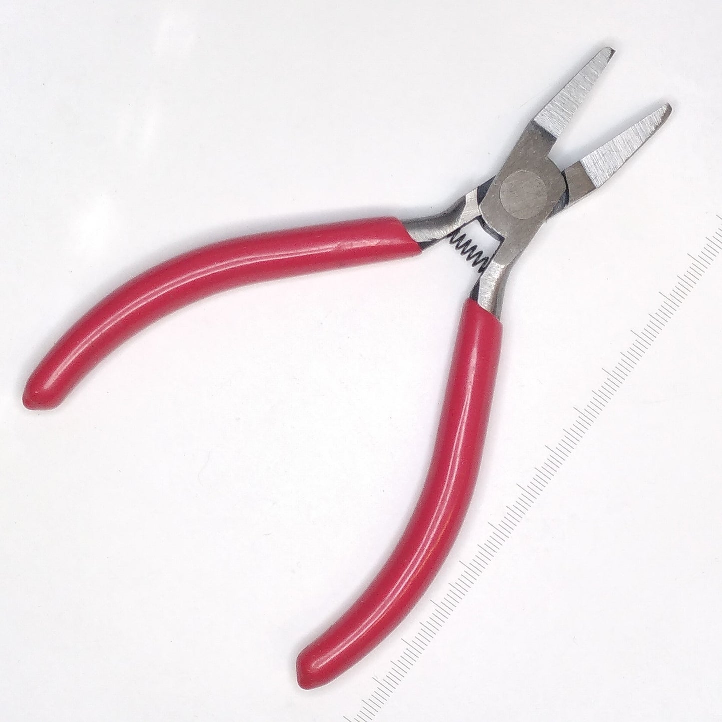 Basic flat-nosed pliers